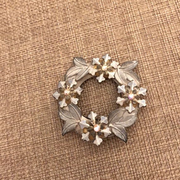 🎉5 /$25 Unique Silvery-Blue Xmas Wreath Brooch - Picture 2 of 3